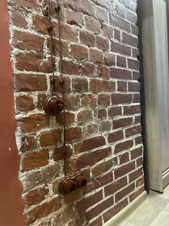 Уютный лофт с историческим балконом на главной улице