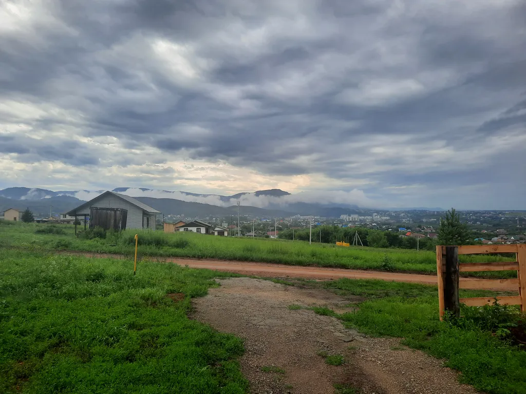 Комната с окнами в пол с видом на горы Белокурихи и город