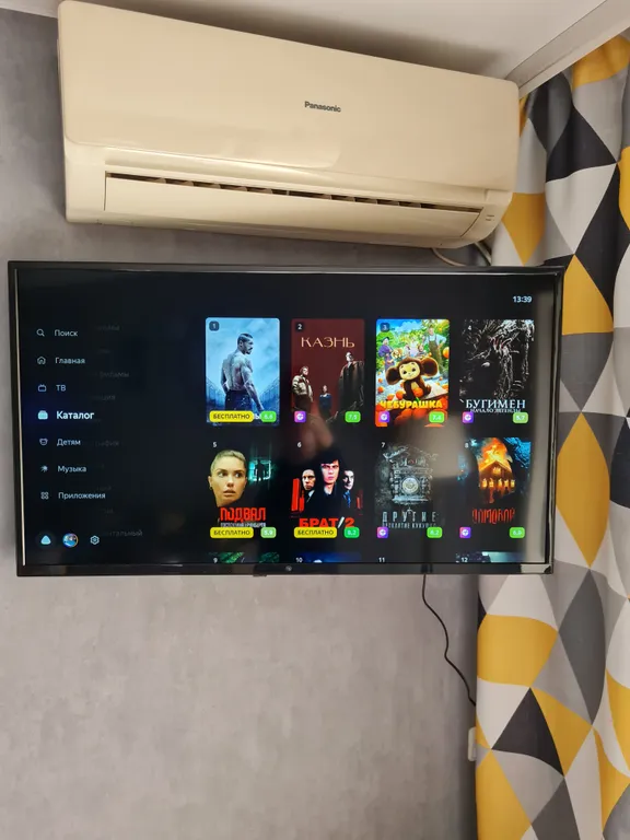 Стильная квартира с большой кроватью.