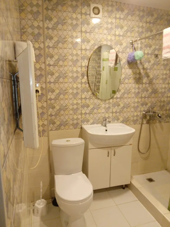 Маяк и море через дорогу