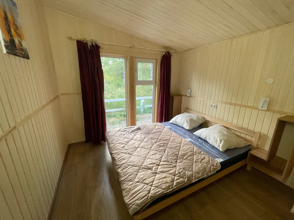 Уютный домик в тихом месте рядом с водой