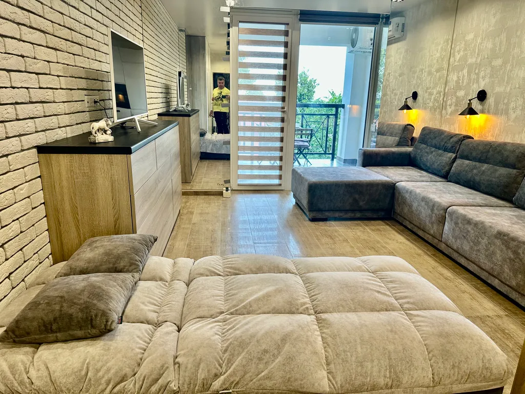 Студия с видом на море диваном и балконом