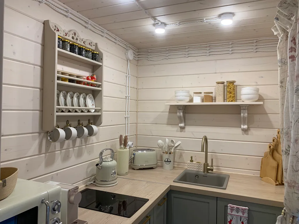 Красная Матрешка - глэмпинг в лесу