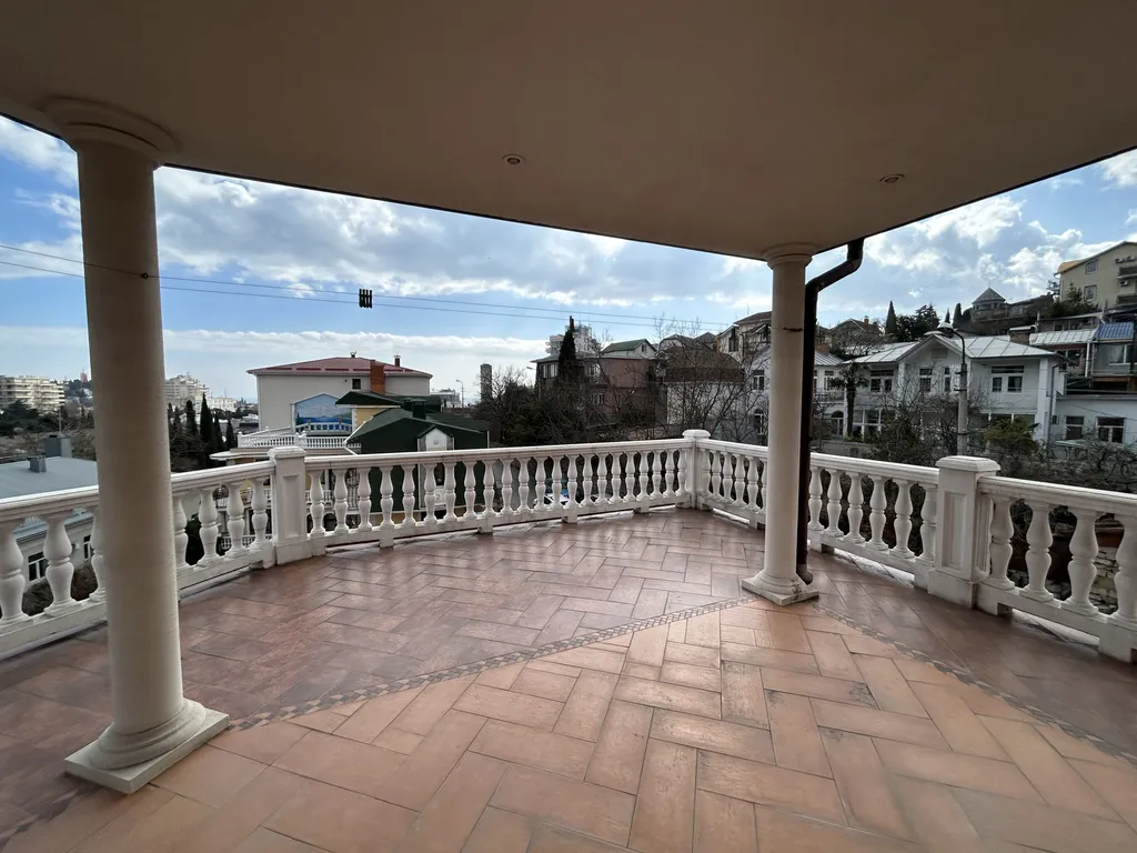 Вилла с бассейном и сауной в центре Ялты