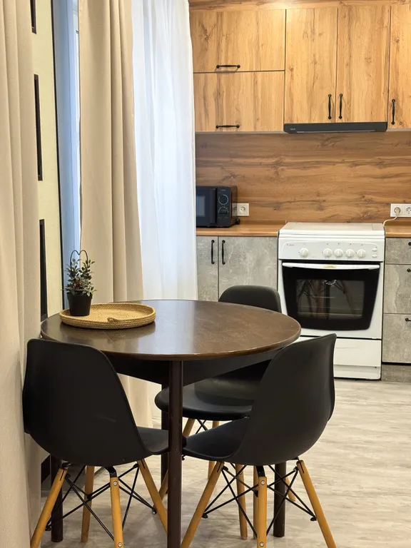 Просторная еврoдвушкa с светлой куxнeй-гocтинoй