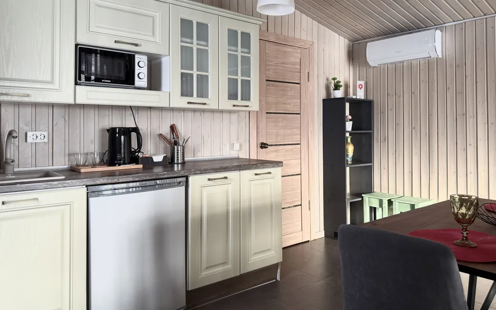 Уютный дом на берегу реки