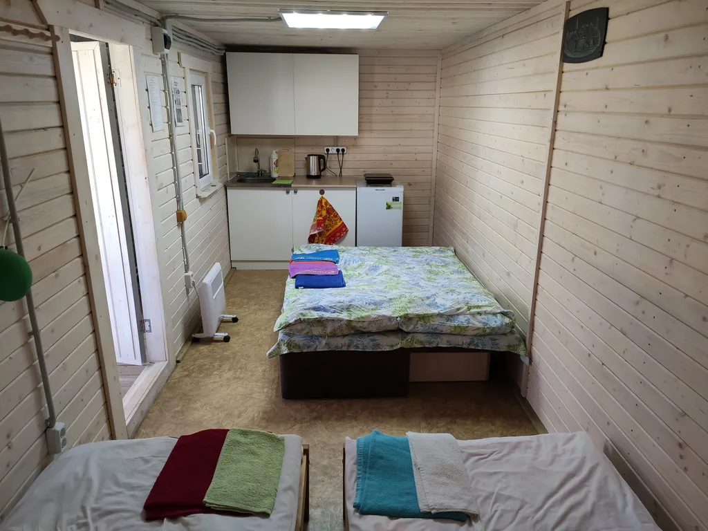 Домик с большой терассой на берегу озера