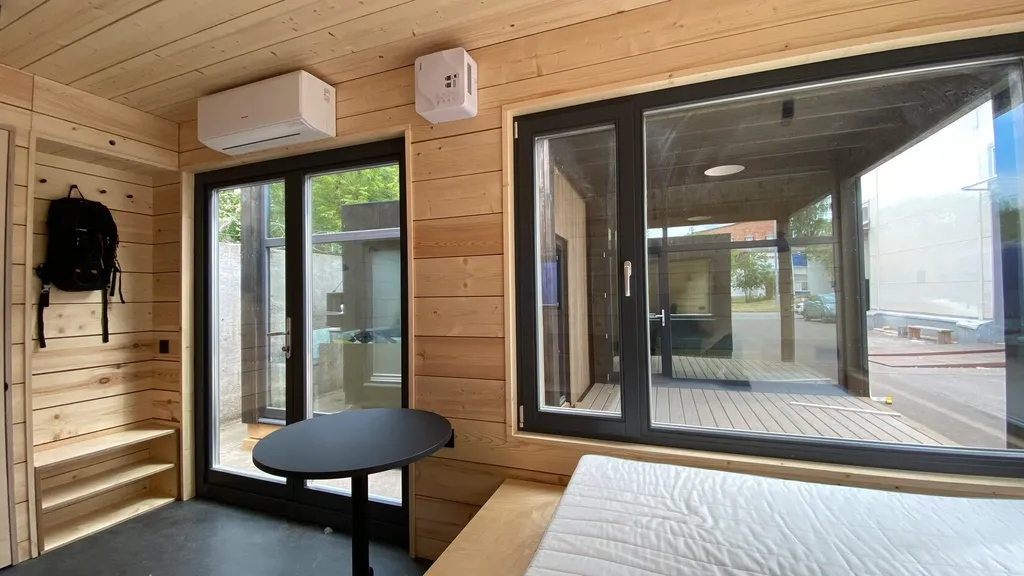 Мини дом с панорамными окнами