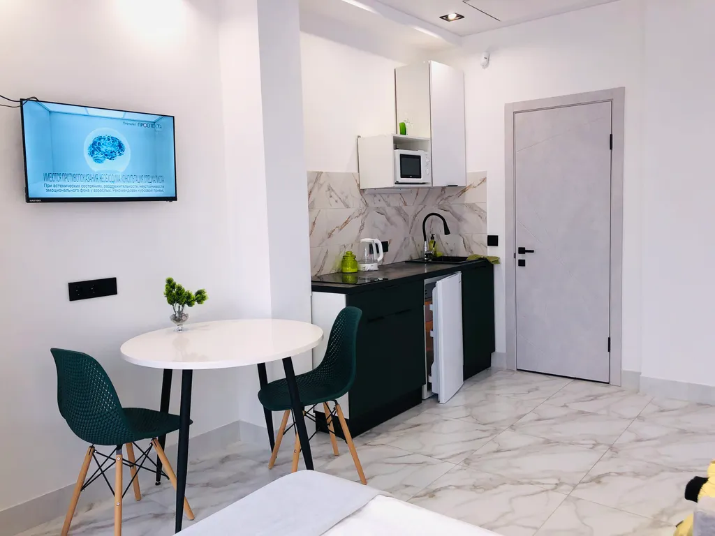 Студия с видом на горы и балконом