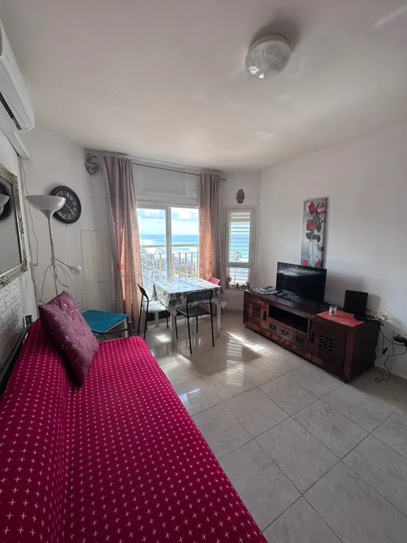 Красивая 2 комнатная квартира на первой линии моря с панорамным видом