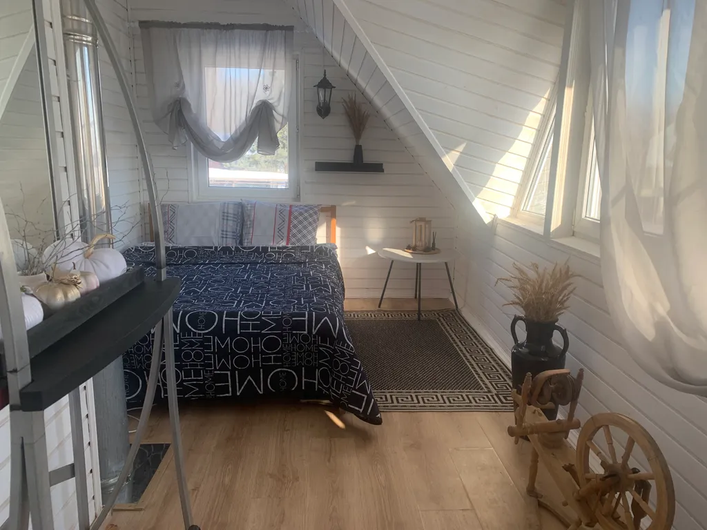 Дом на берегу озера с собственной конюшней