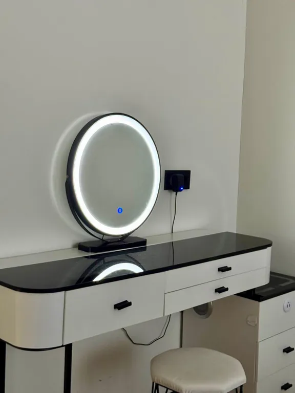 Эстетичная евродвушка рядом с Мегой