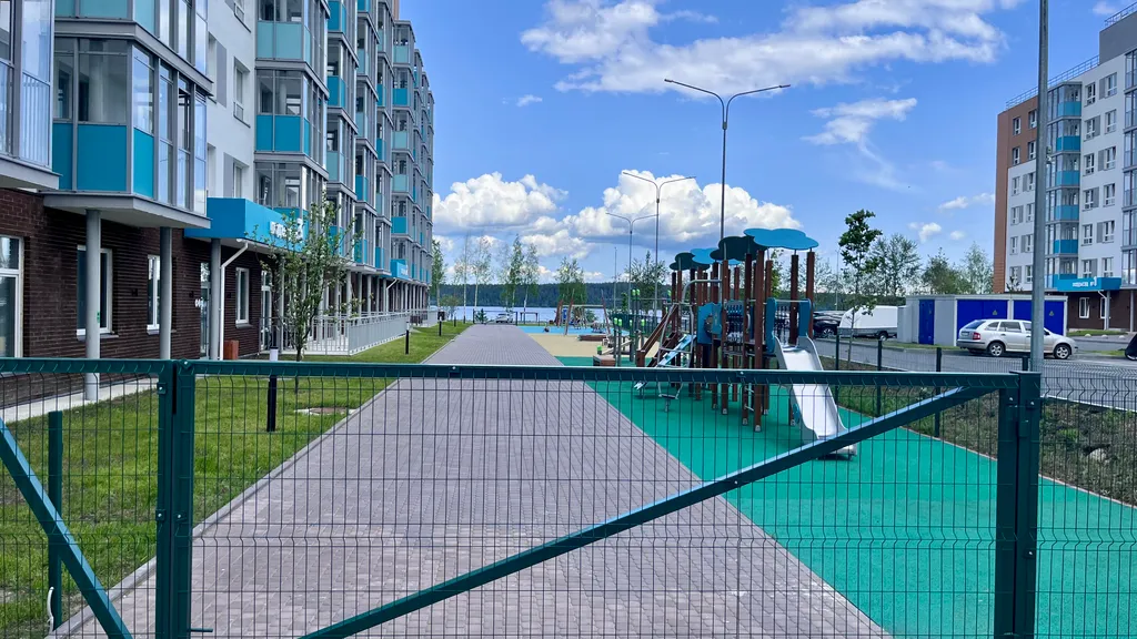 Апартаменты с видом на озеро в элитном районе