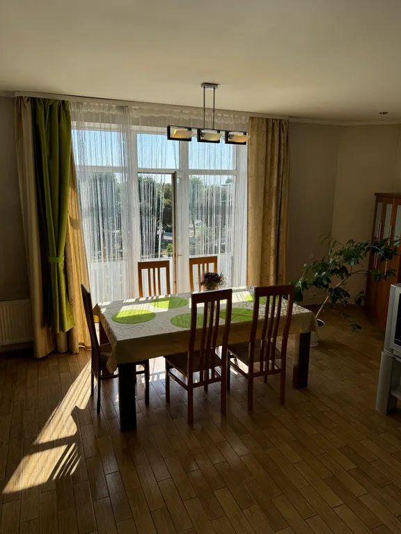 Большая 3-комнатная квартира в самом центре на площади