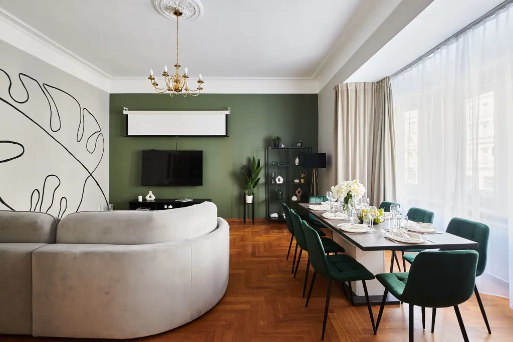 Двенадцать стульев на Тверской