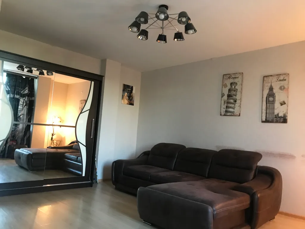 Апартаменты в ЖК Париж, центр. Парк Победы! Вода горячая есть.