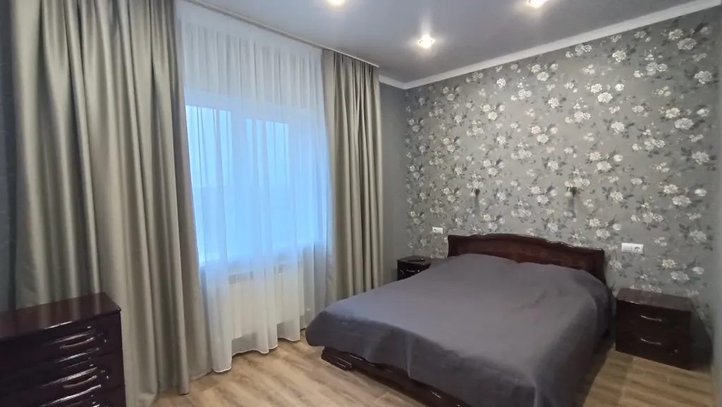 Трёхкомнатный новый коттедж в черте города с бассейном