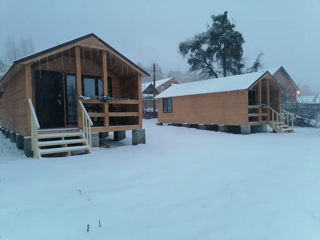 Барнхаус с видом из панорамных окон на красивый пейзаж Домбайских гор