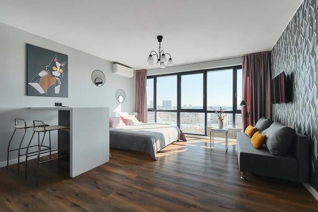 Студия с панорамным видом на город