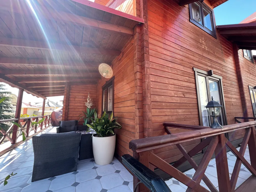 Дом с сауной и большой ванной на террасе