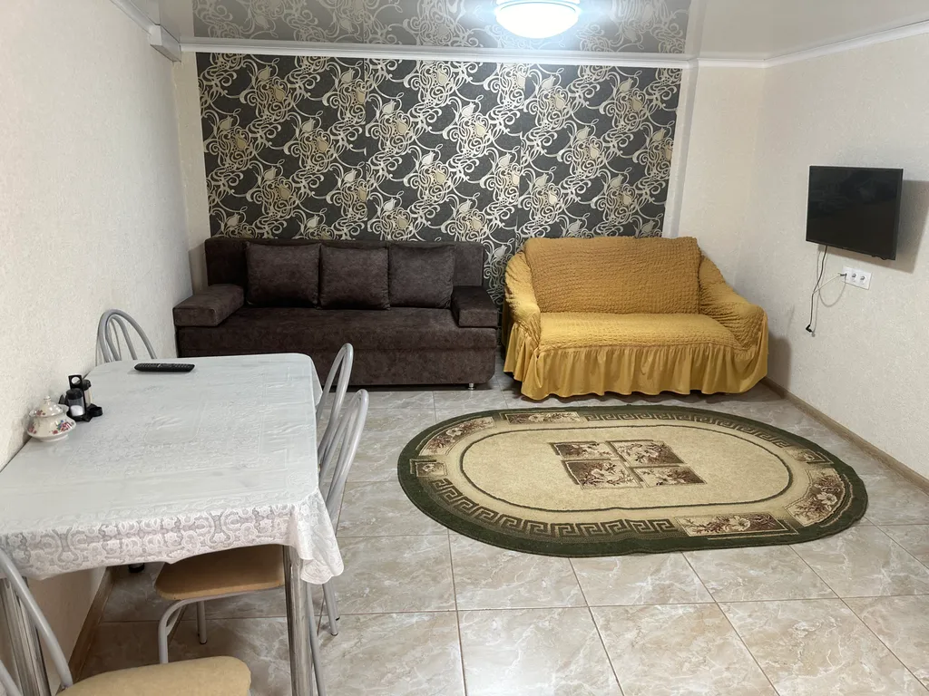 Уютная 2-комнатная квартира со своим двориком