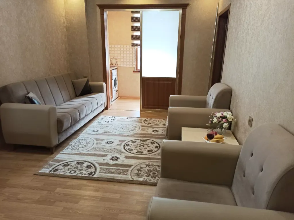 Квартира в 1 минуте от метро Кара Караева