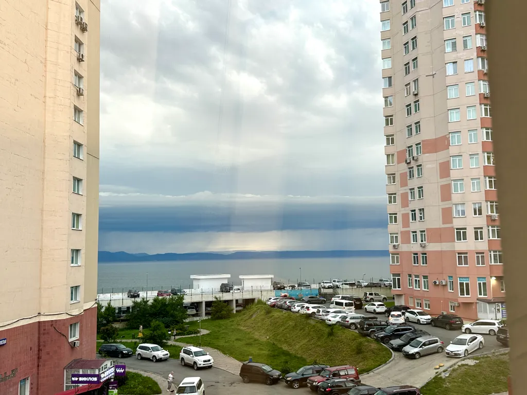 Студия после дизайнерского ремонта с видом на море