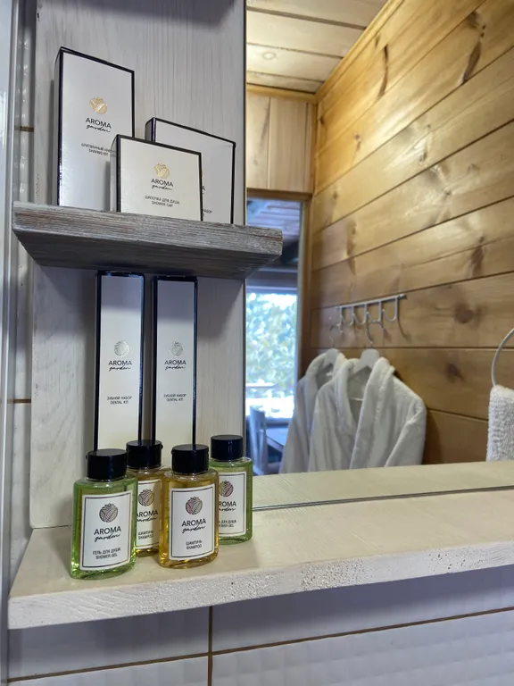 Уютный кедровый отдельностоящий двухэтажный коттедж с видом на горы