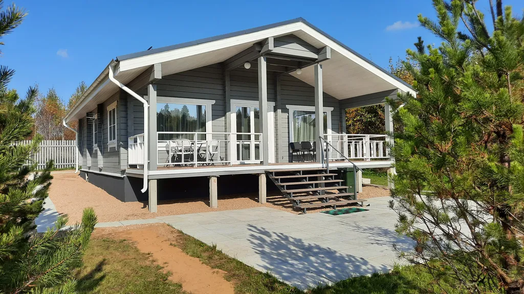 Дом на берегу озера у леса