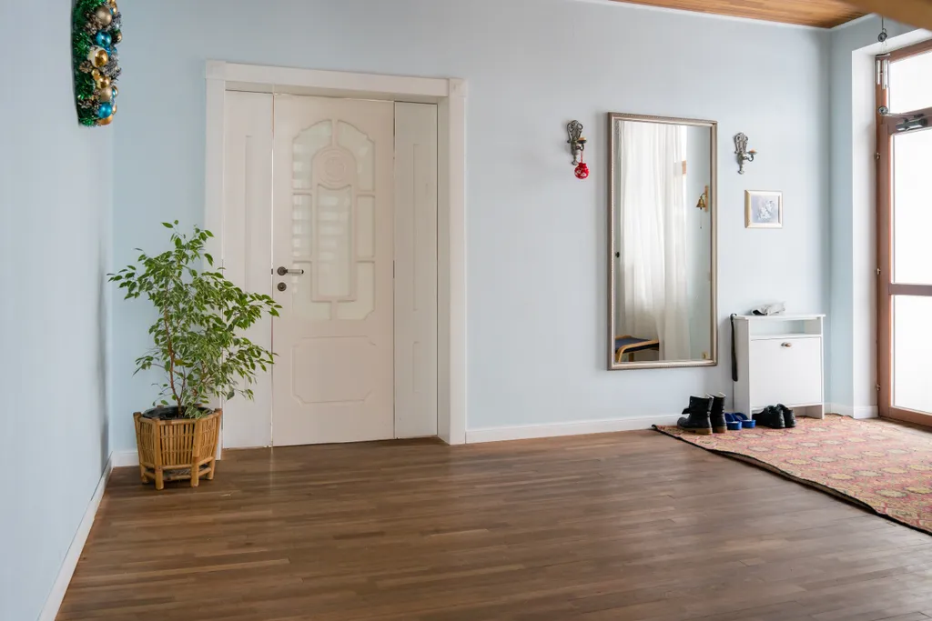 Уютный дом в окружении леса