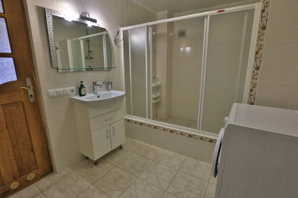 Коттедж Добротный кирпичный дом со своим двором в усадьбе Можжевеловый дворик — Айвовое