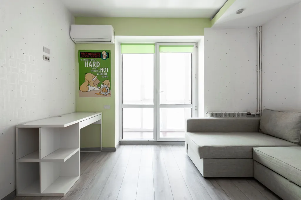 Просторная 3-кoмнатная квapтиpa с панорамными окнами в тихом центре