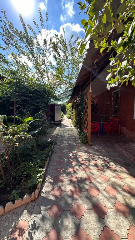 Благоустроенная комната в коттедже с двумя балконами и видом на море.