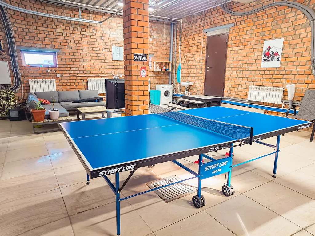 Просторный дом с баней и настольным теннисом в городе