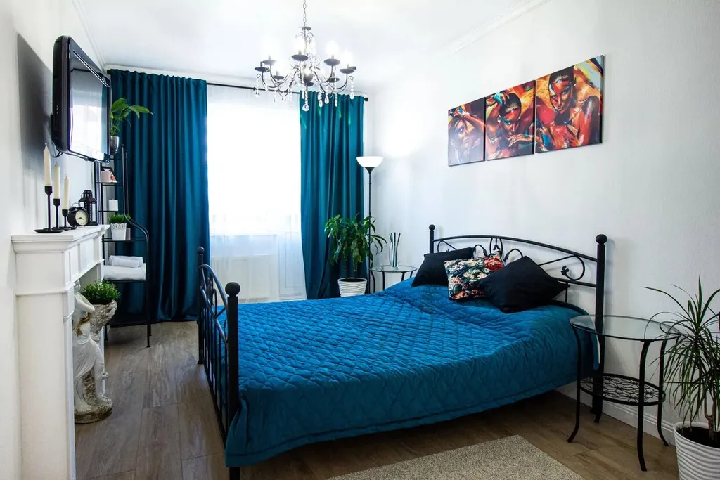 Шикарная дизайнерская квартира с кованой кроватью и камином