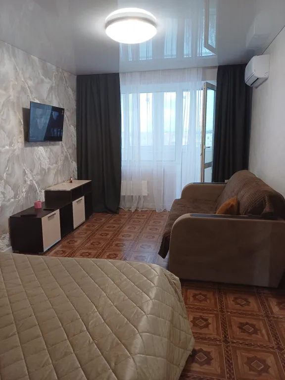 Светлая уютная квартира с большим ортопедическим диваном и кроватью — аренда посуточно в Тольятти