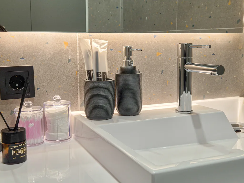 Просторная студия с дизайнерским ремонтом