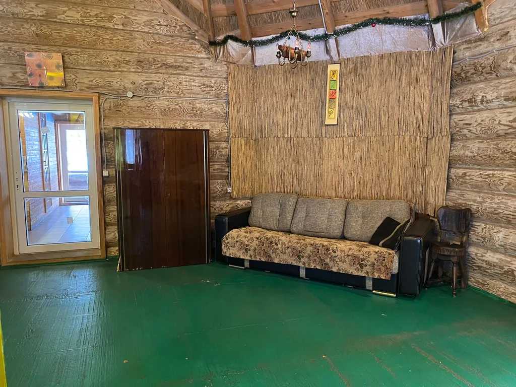 Деревянный дом с соломенной крышей и высокими потолками