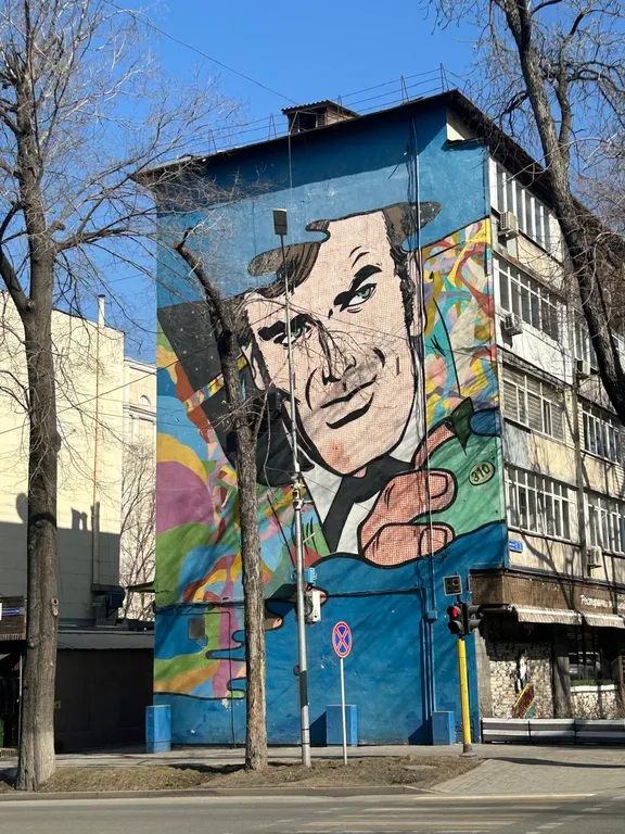 Квартира в доме с муралом в Золотом квадрате — аренда посуточно в Алматы