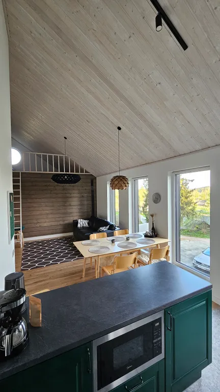 Дом на скале в окружении леса