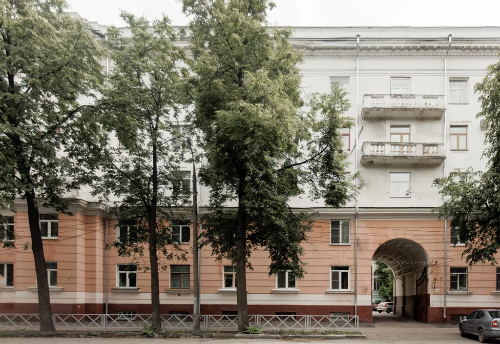 Яркая сталинка с балконом и видом на бульвар