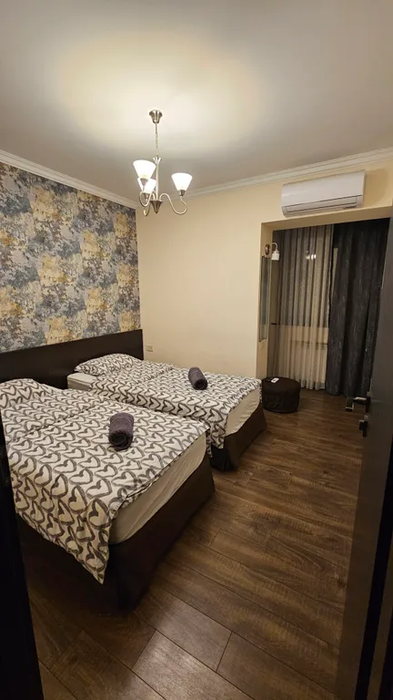 Просторная, светлая квартира с двумя спальнями, малый центр