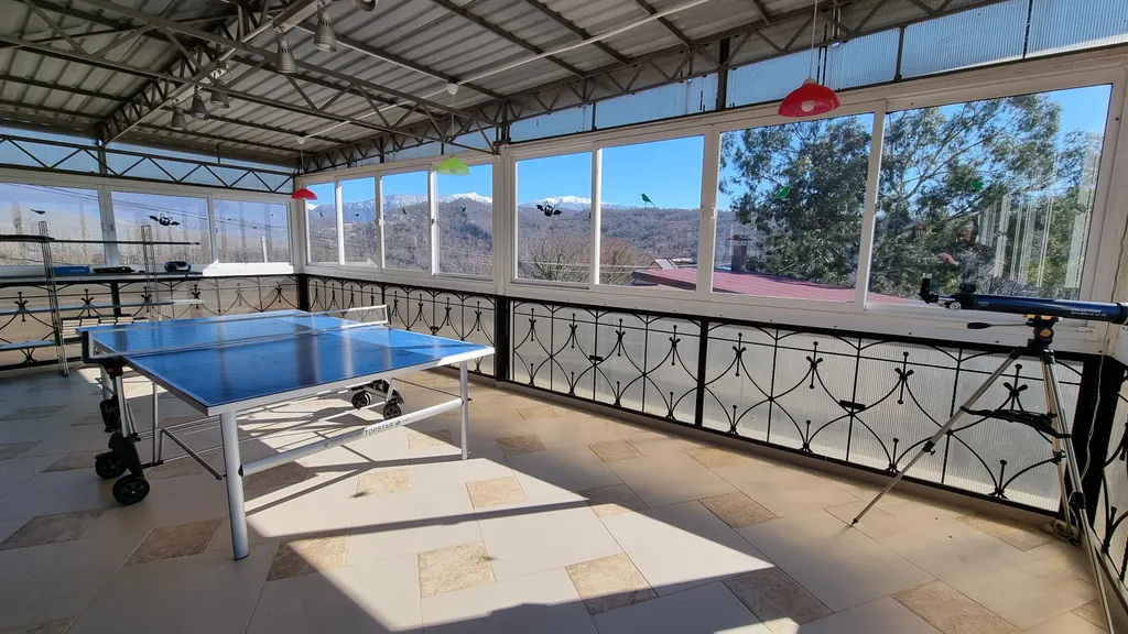 Трёхэтажный таунхаус в живописном месте с большим садом