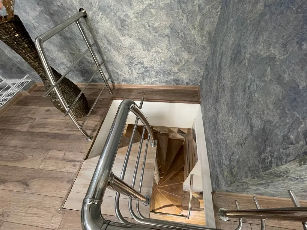 Двухуровневая квартира с дизайнерским ремонтом возле моря