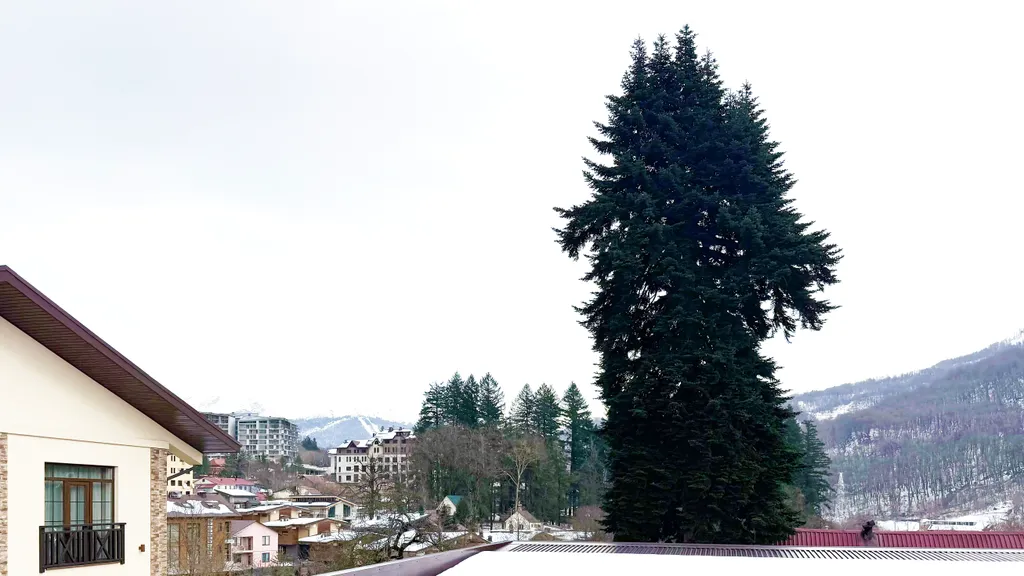 Красивый апартамент с балконом и открытым видом на горы. Центр