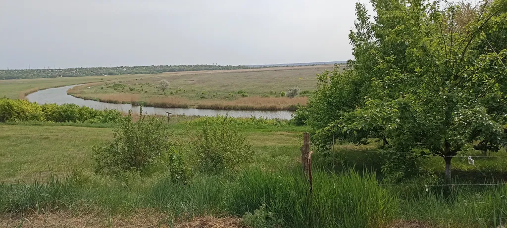 Уютный домик на берегу реки