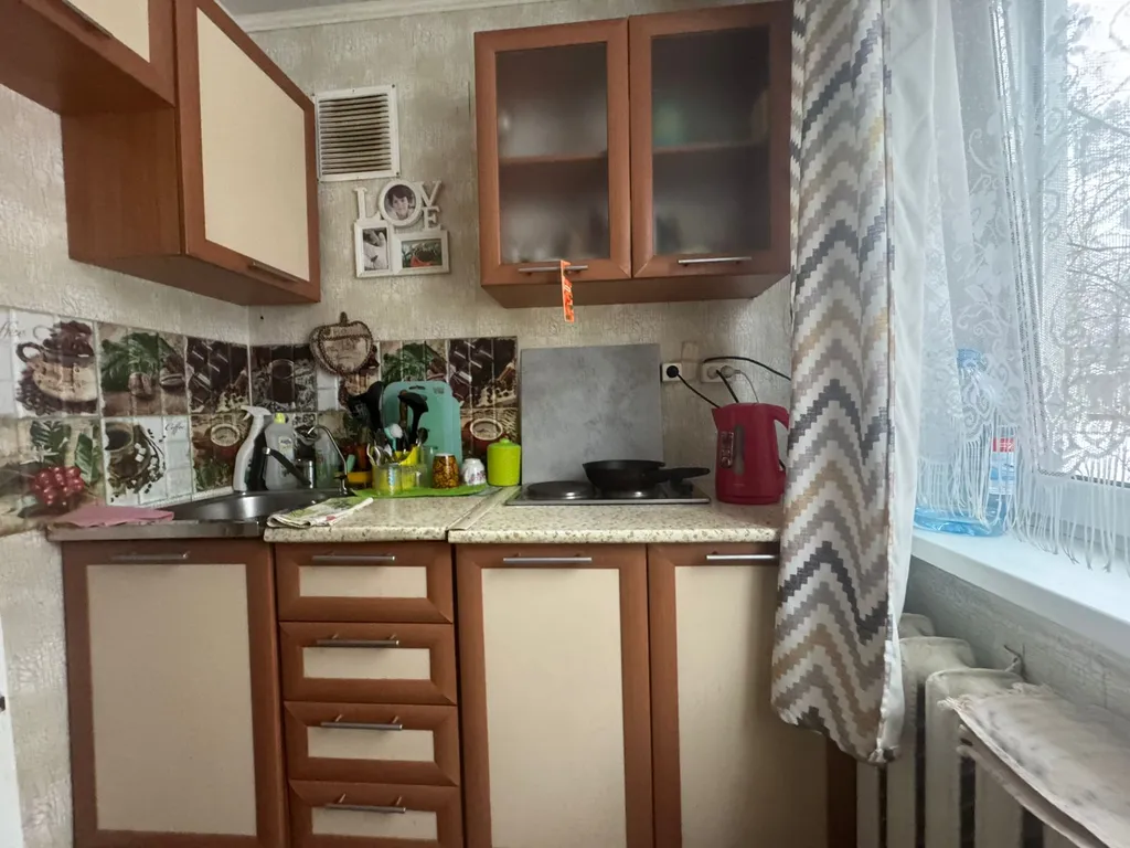 Не дорогая, без изысков, в центре