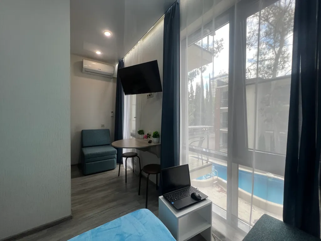 Квартира у моря с балконом и бассейном