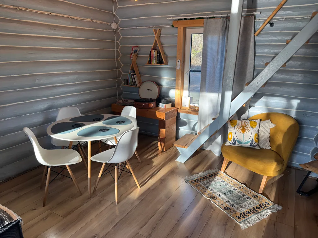 Дом на берегу реки в тихой деревне