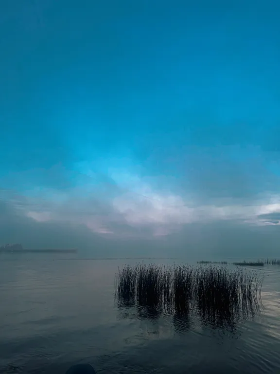 Двухэтажный дом на берегу реки Волга